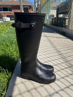 Women’s Hunter Rain Boots (size 5)